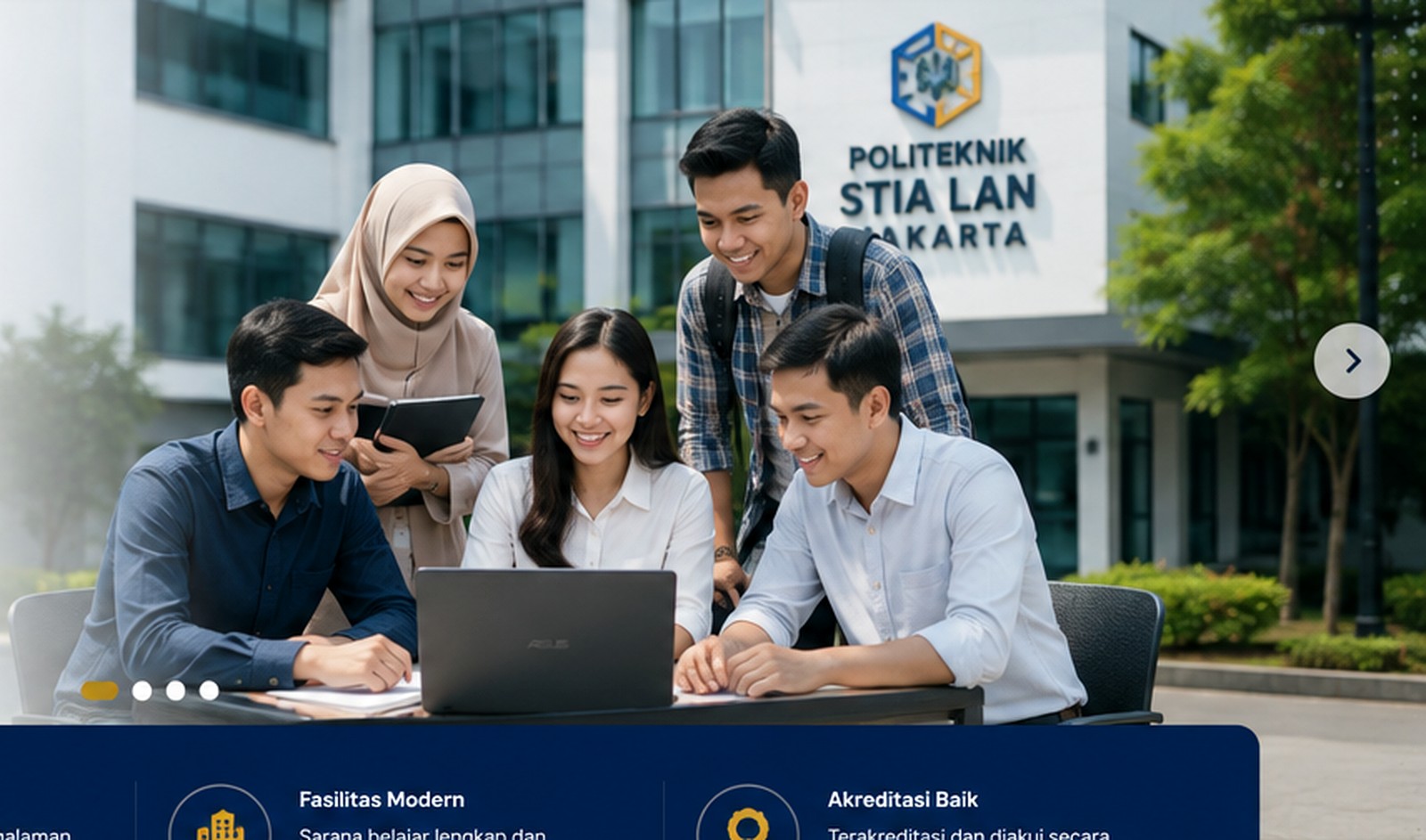 Mahasiswa berdiskusi di lingkungan kampus